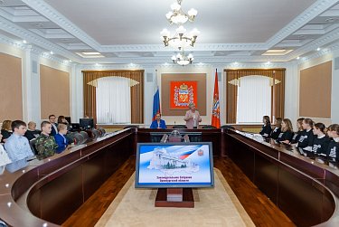 Школьные герои в Доме Советов